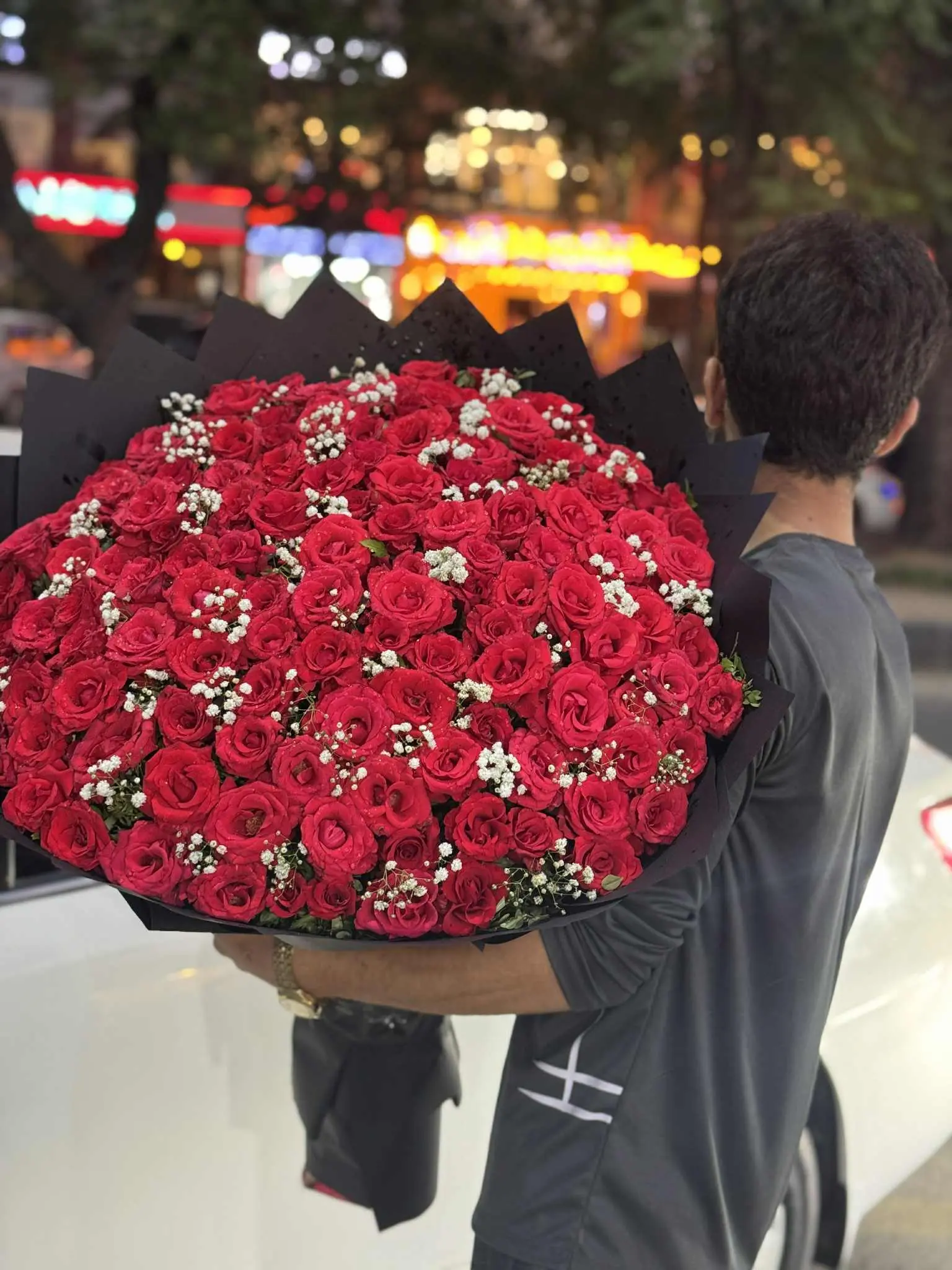 🌹 Oversized Red Rose Bouquet for Her – Luxury Expression of Love